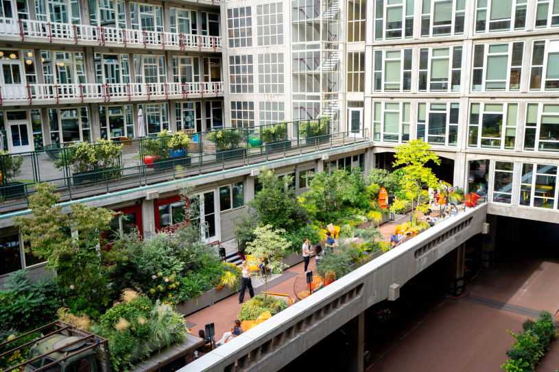 Das Groot Handelsgebouw wurde 1953 erbaut und gilt als architektonisches Wahrzeichen des Rotterdamer Wiederaufbaus nach dem Zweiten Weltkrieg.