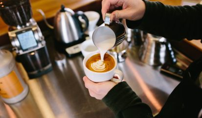Mehr als Mode: Wie Cafés den Einzelhandel beleben