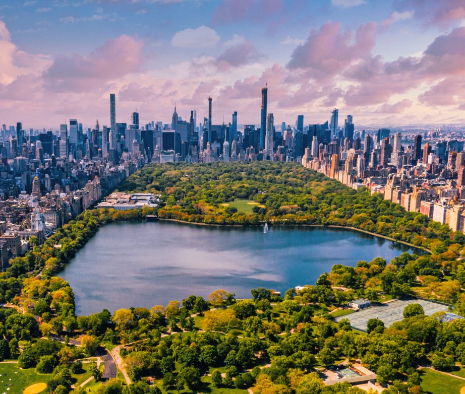 Central park in Manhattan New York Der Central Park ist die grüne Lunge der Stadt. Hier trifft Urbanität auf Erholung, nur wenige Schritte von Midtowns dynamischem Büromarkt entfernt.